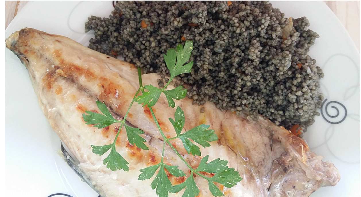 Ensalada de pimientos asados atún y huevo con cuscus negro con jurel a la plancha